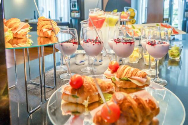 Croissants et Verrines sur une table de l'Hôtel Barcelona Golf Resort.