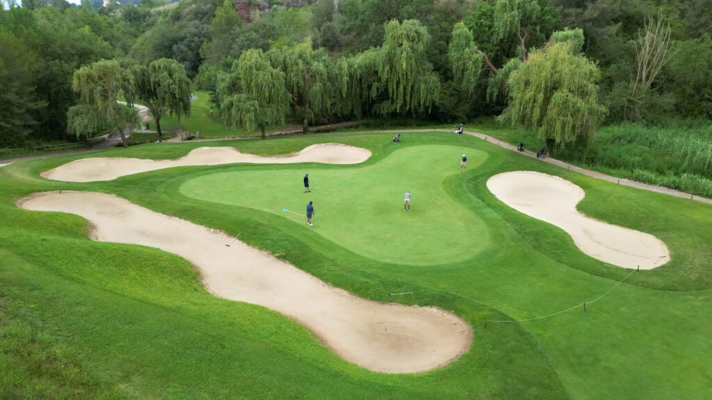 Golfeurs sur le parcours de golf de l'Hôtel Barcelona Golf Resort, qui sera utilisé pour l'Open Golf des Fruits & Légumes. Ils sont vus de haut.