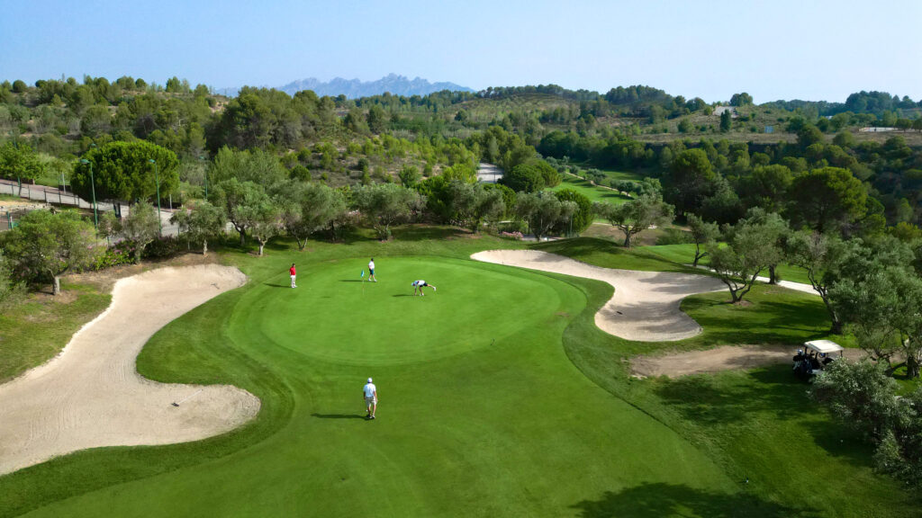 Golfeurs sur le parcours de golf de l'Hôtel Barcelona Golf Resort, qui sera utilisé pour l'Open Golf des Fruits & Légumes. Ils sont vus de haut.