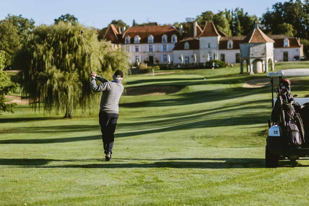 Golfeur sur le green pendant l'Open Golf des Fruits & Légumes. Il vient de jouer son coup.