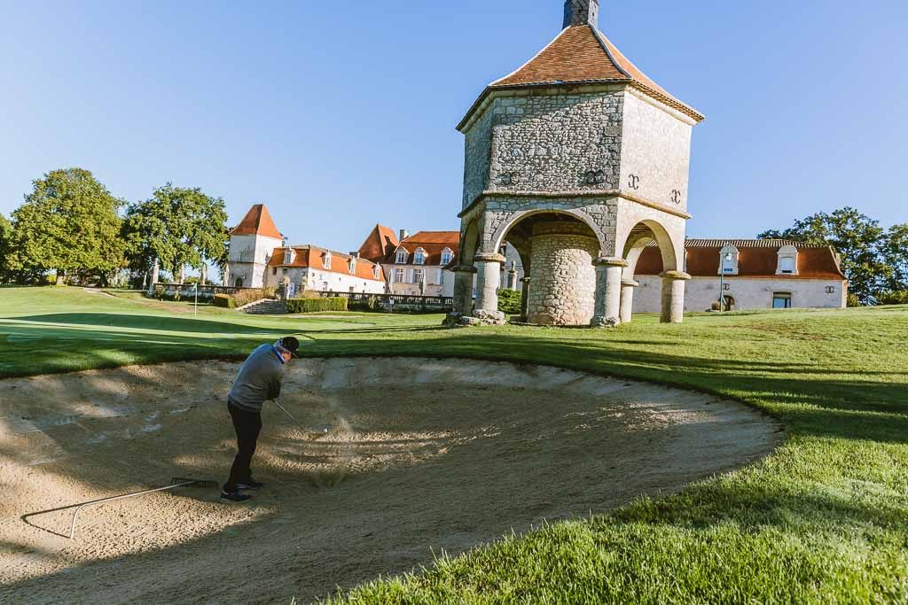 Golfeur sortant sa balle du sable pendant l'Open des Fruits & Légumes 2023.