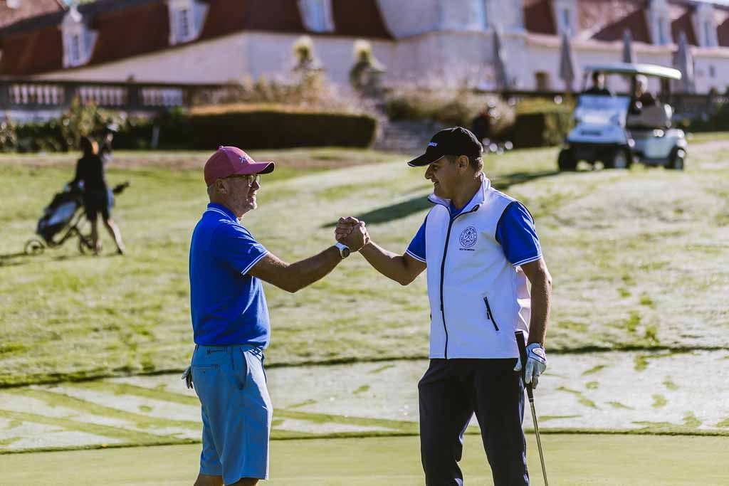 2 Golfeurs se serrant la main sur le green, pendant l'Open Golf des Fruits & Légumes 2023.