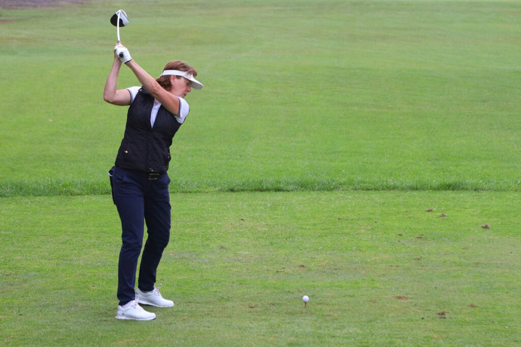 Golfeuse sur le green pendant l'Open Golf des Fruits & Légumes 2022. Elle vient de jouer son coup.